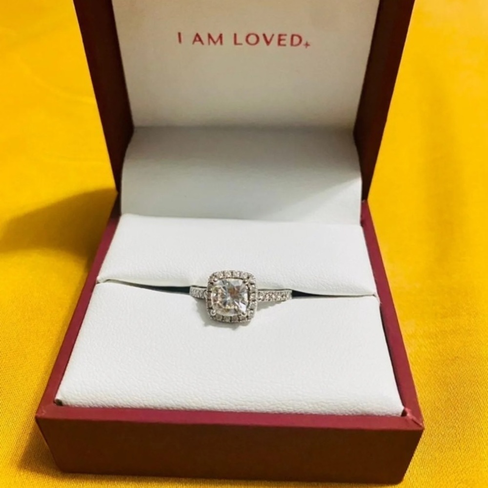 🎉WEEK SALE🎉Charles & colvard moissanite cushion halo